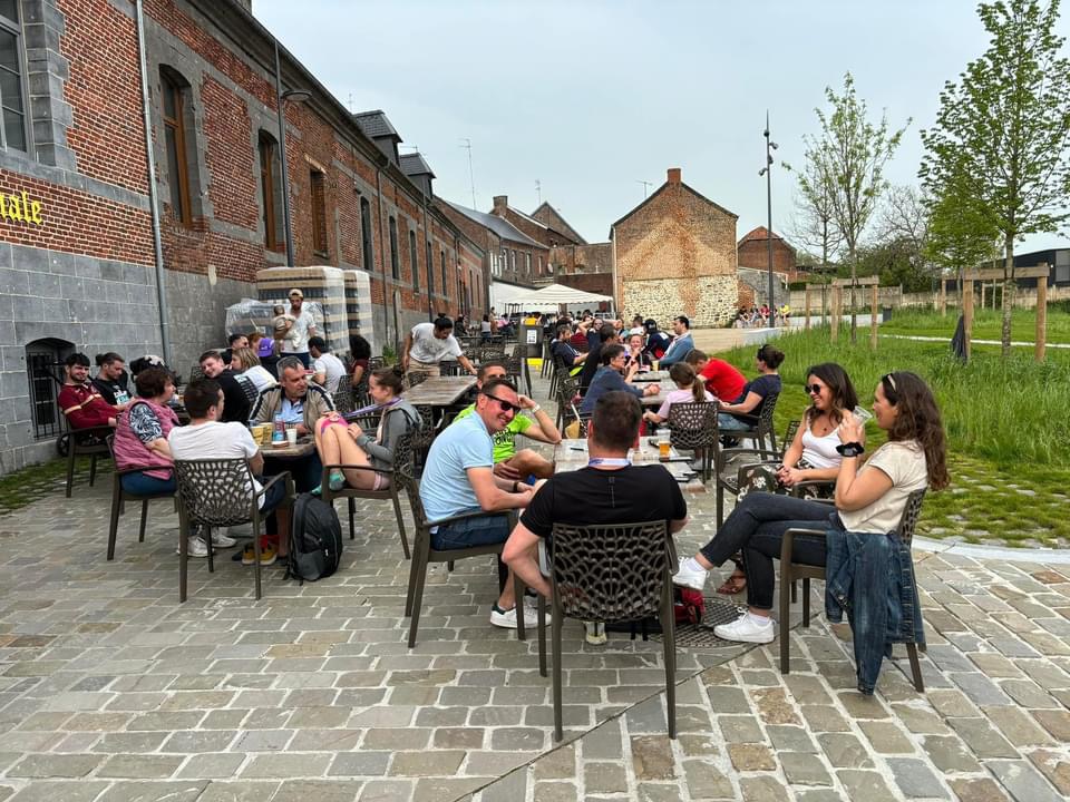Terrasse pleine de gens